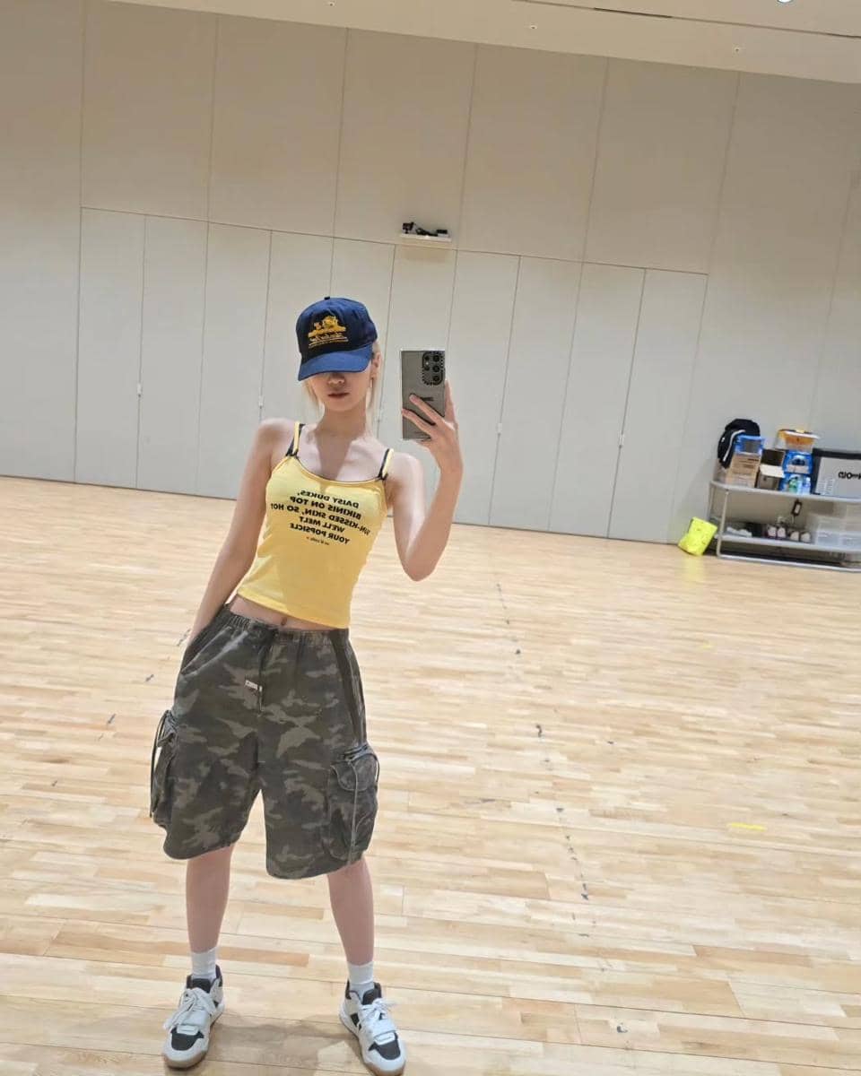 cozy outfit ala Chaewon LE SSERAFIM