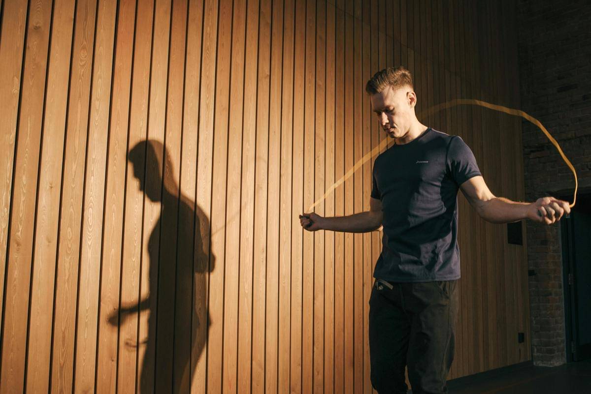 apakah skipping bisa mengecilkan lengan?