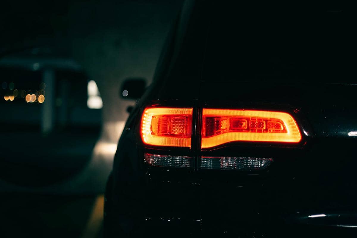 ilustrasi lampu hazard mobil
