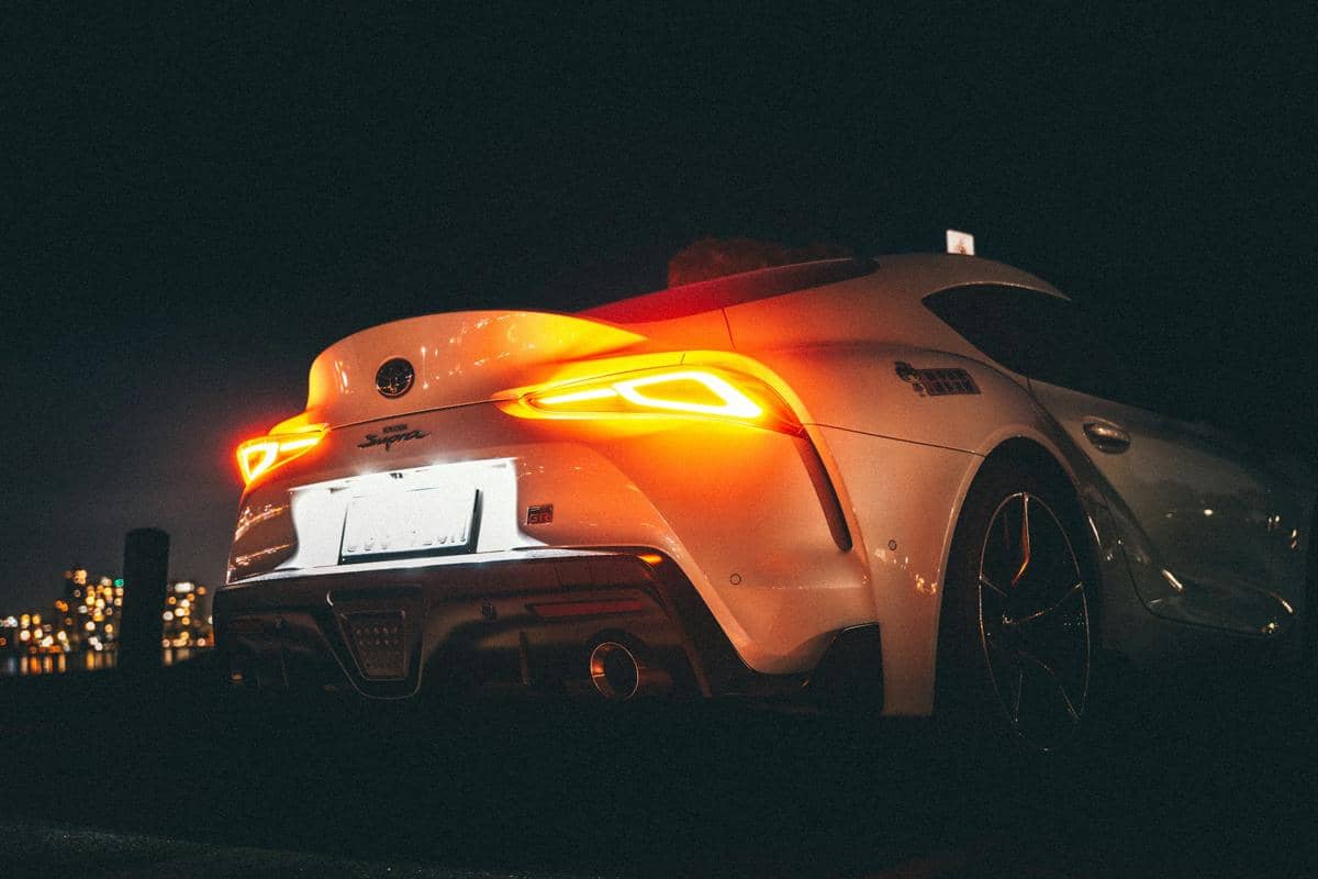 ilustrasi lampu hazard mobil