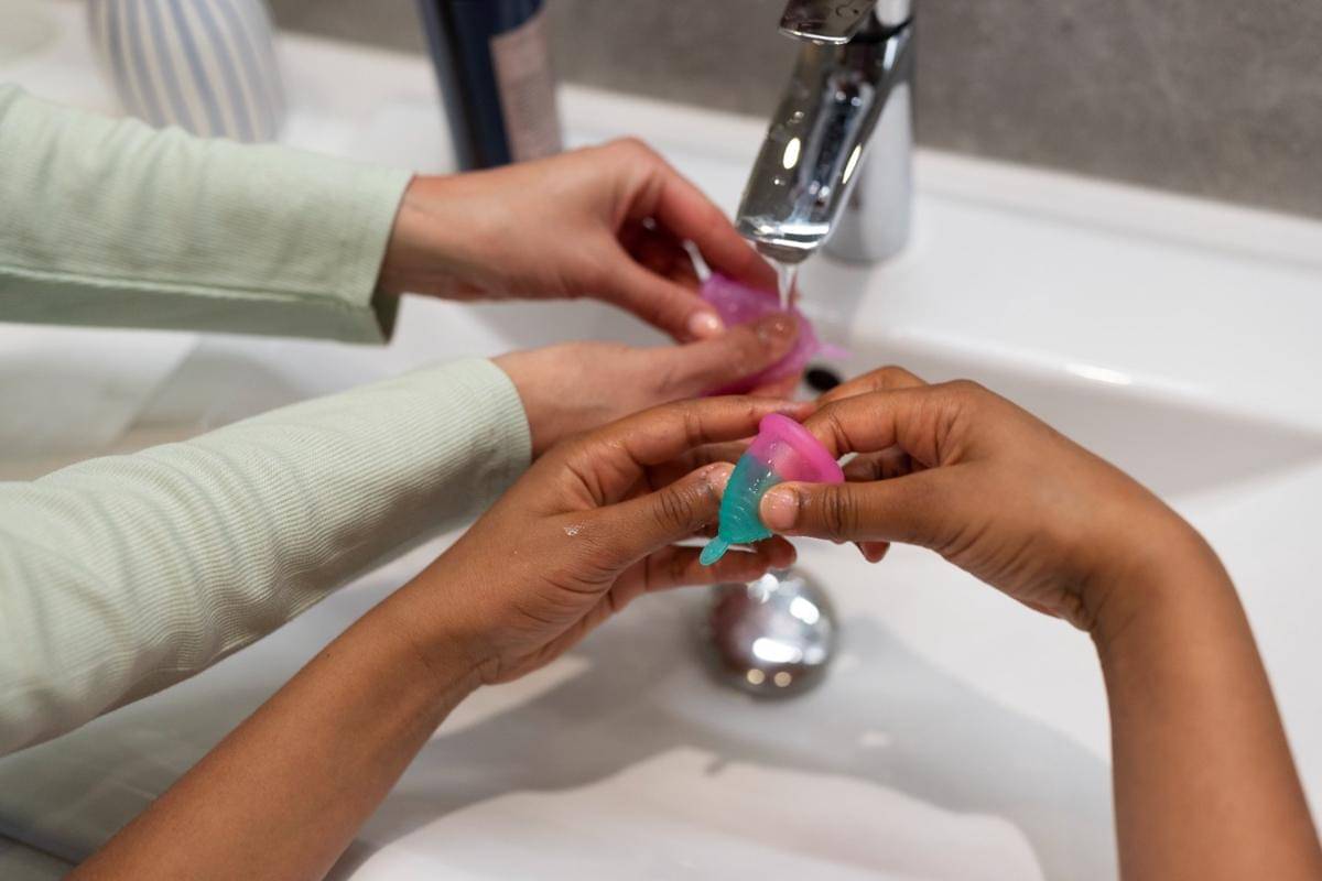 ilustrasi mencuci menstrual cup