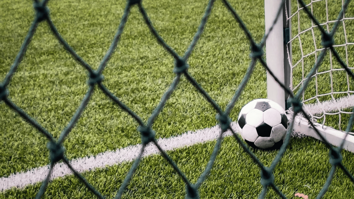 ilustrasi bola masuk ke gawang