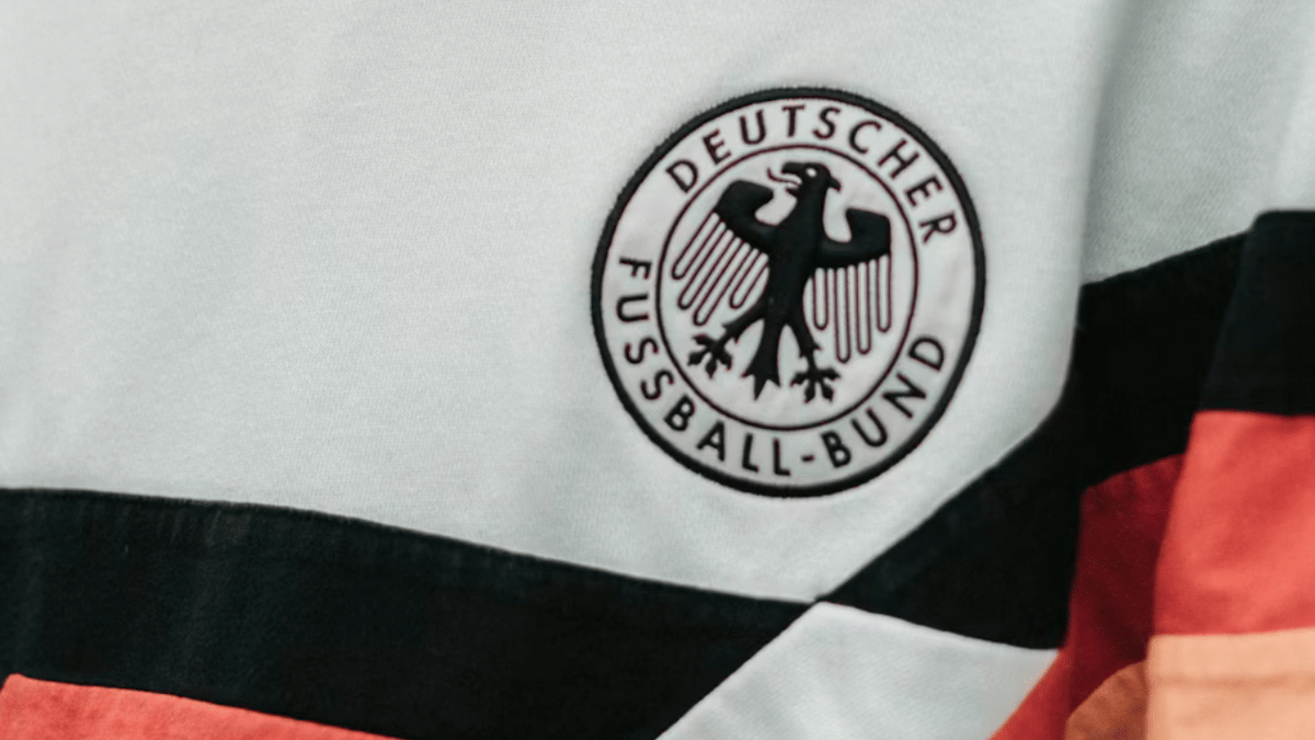 ilustrasi jersey dan logo Timnas Jerman
