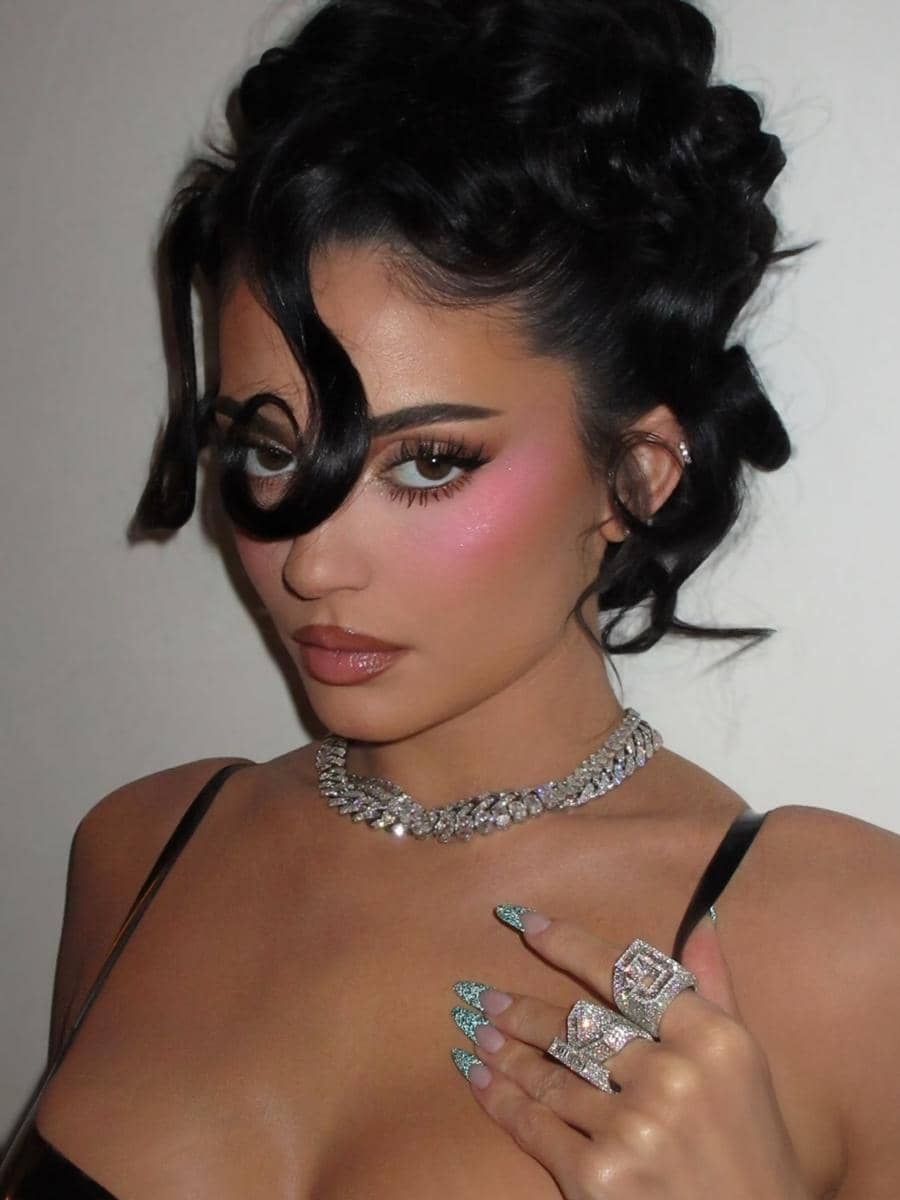 inspirasi model rambut updos 