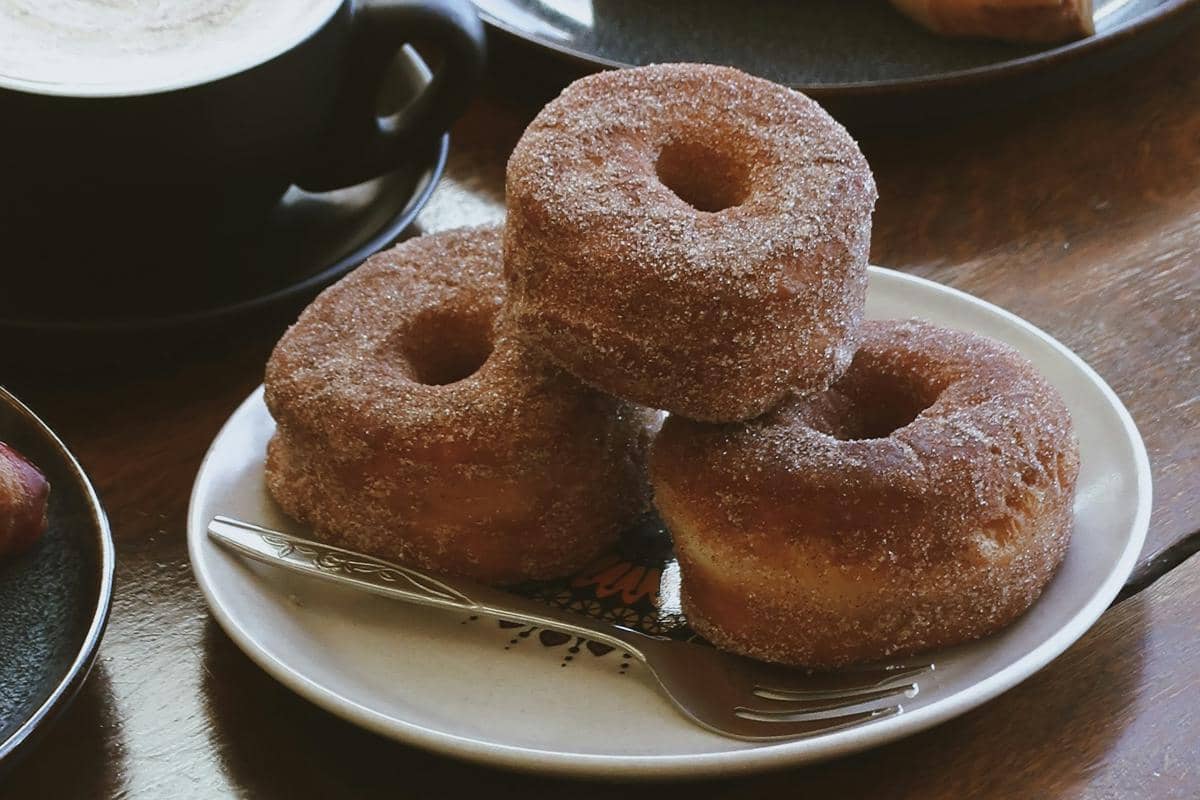 ilustrasi donat cinnamon sugar 