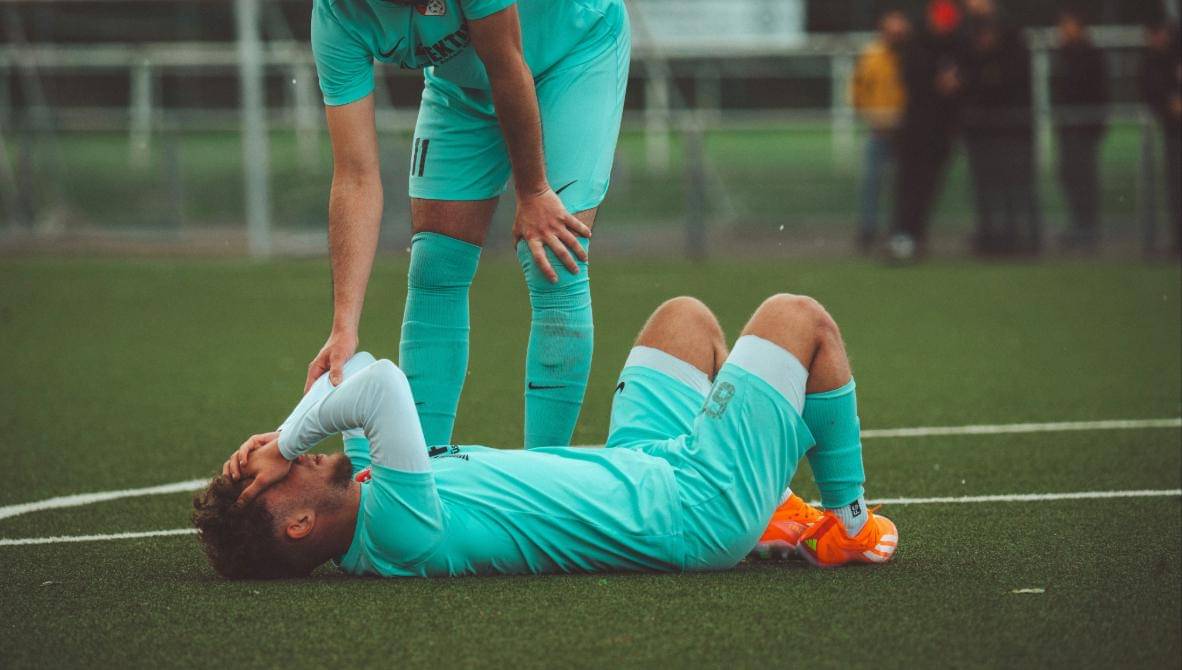 pemain sepak bola cedera