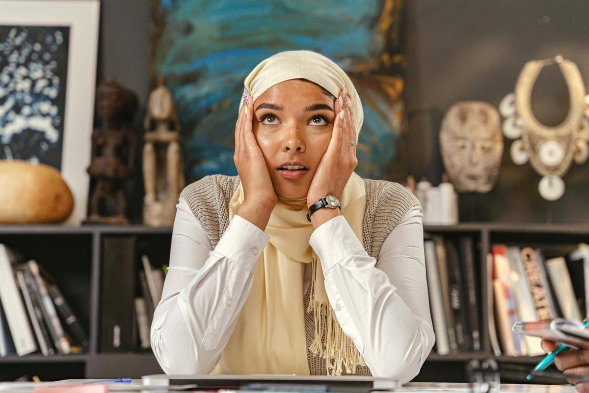 Seorang perempuan sedang berpikir.