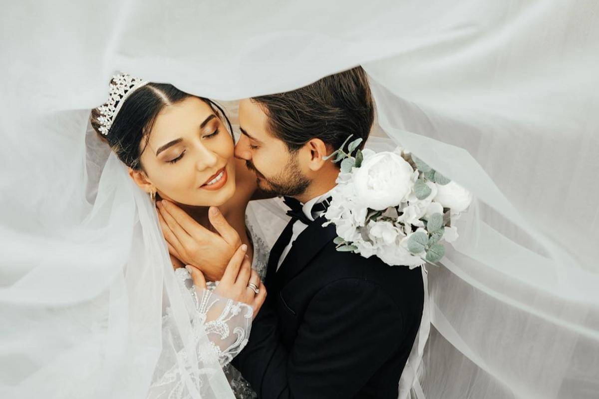 Potret sepasang kekasih menikah.