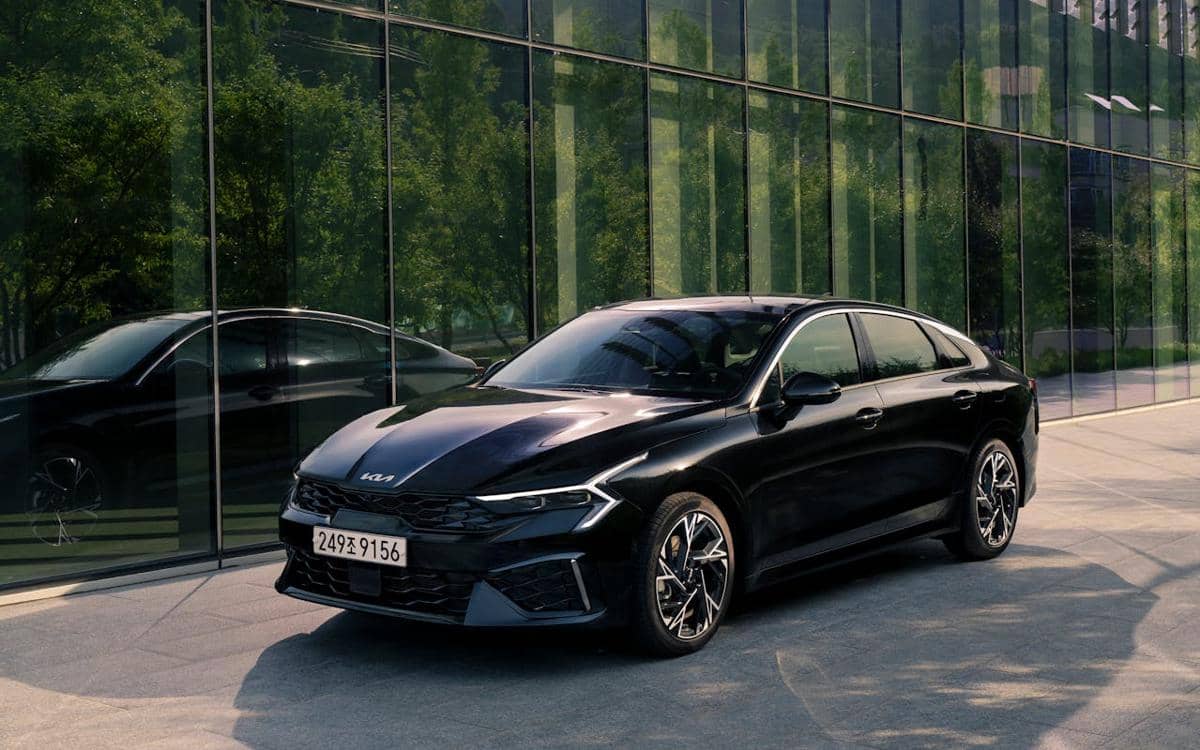 ilustrasi mobil sedan keluar showroom