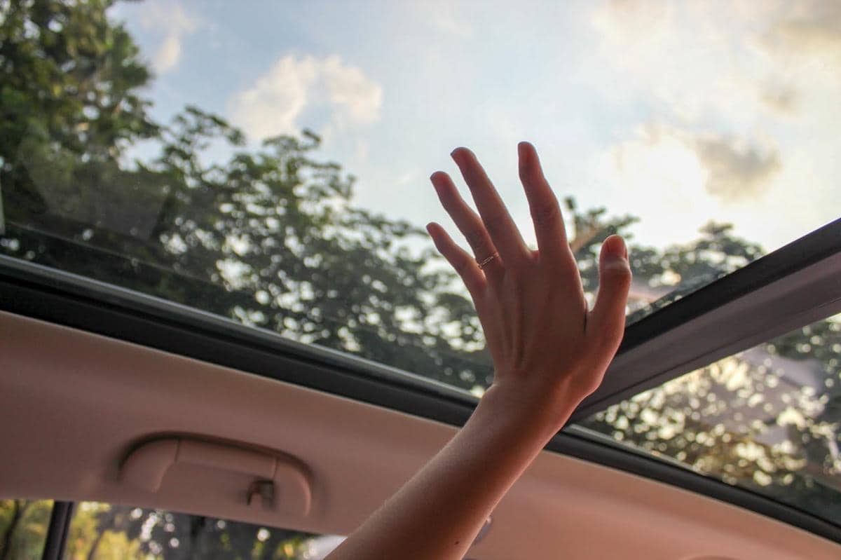 5 Kesalahan Umum Penggunaan Sunroof Mobil yang Sering Terabaikan