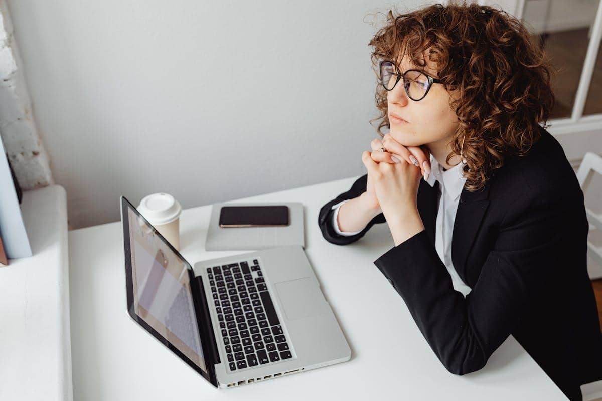 ilustrasi meme researcher/internet culture analyst 