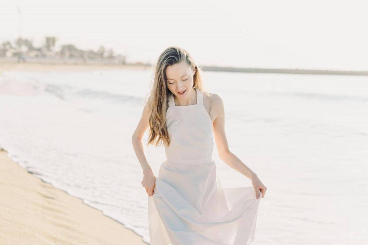 Seorang wanita sedang di pantai.