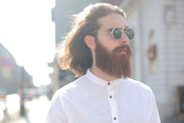 ilustrasi pria dengan berewok tebal