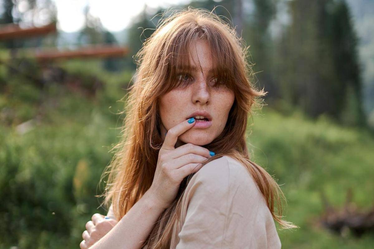 Seorang perempuan sedang berada di alam.