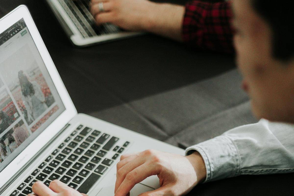 ilustrasi content localization specialist 