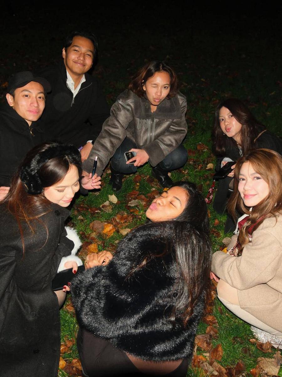 Potret Regina Phoenix Menghabiskan Malam di Winter Wonderland