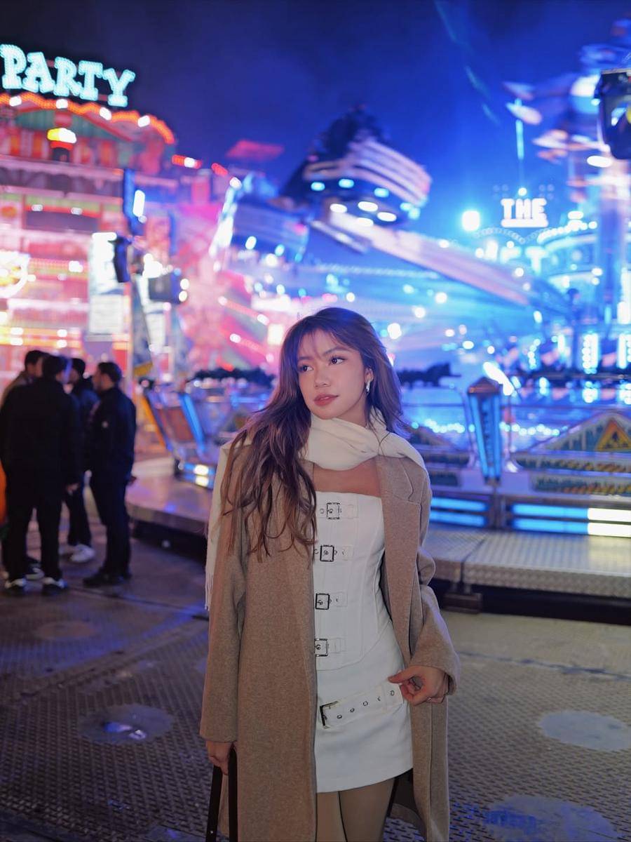 Potret Regina Phoenix Menghabiskan Malam di Winter Wonderland