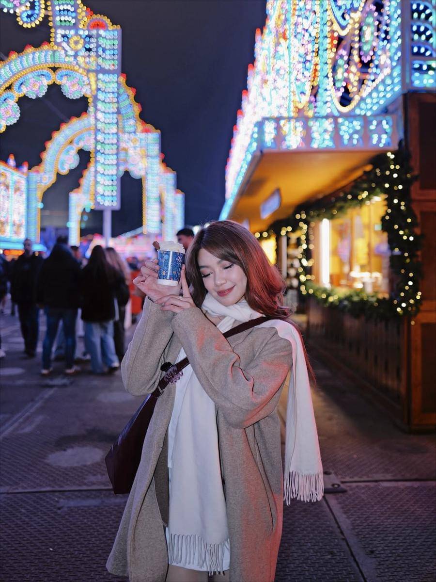 Potret Regina Phoenix Menghabiskan Malam di Winter Wonderland