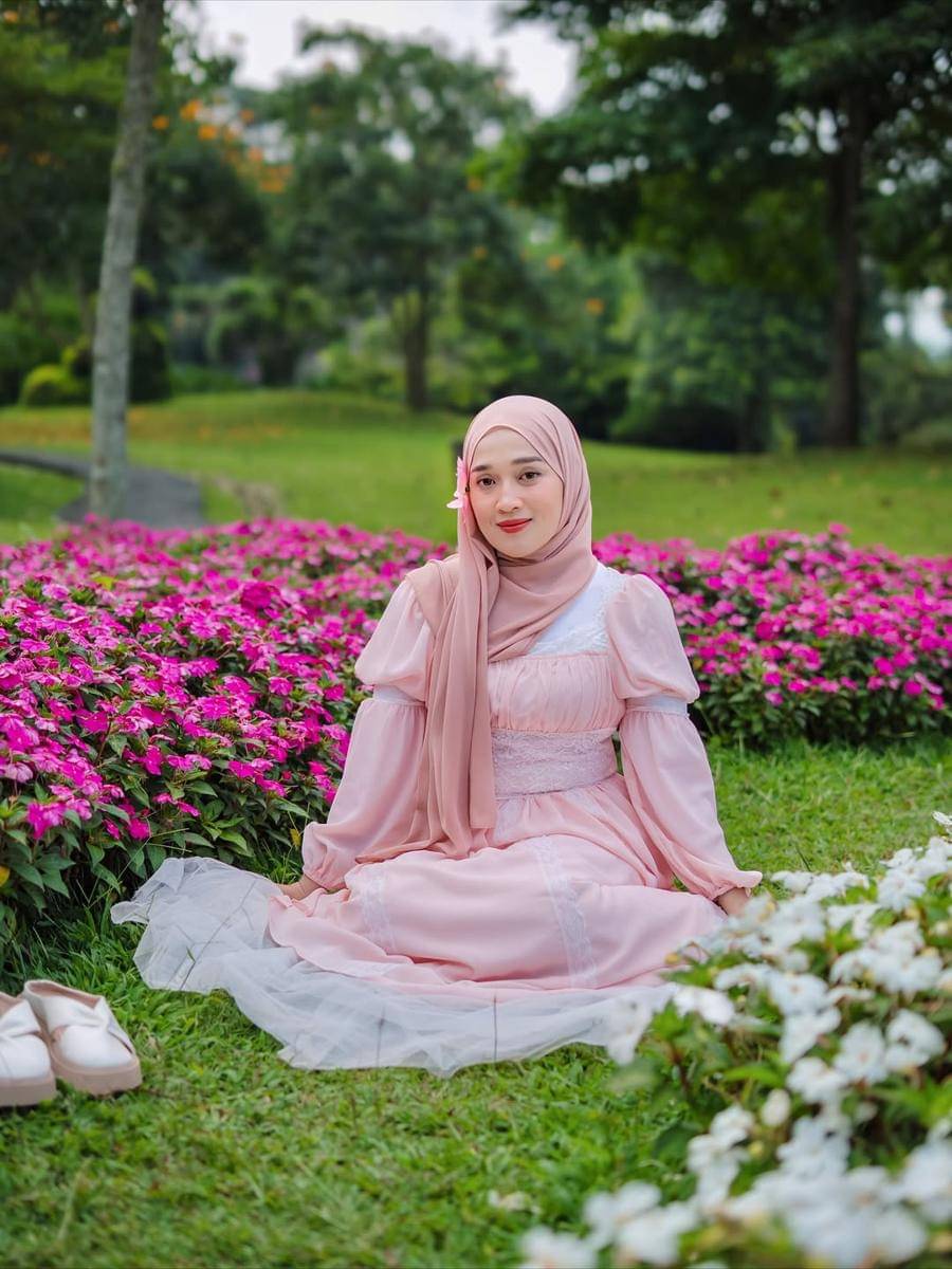 Ririe Fairus di Taman Bunga Nusantara.