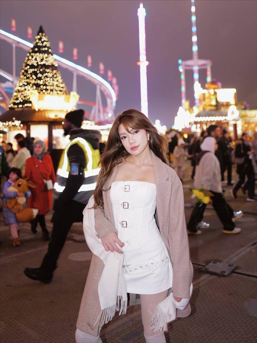 Potret Regina Phoenix Menghabiskan Malam di Winter Wonderland