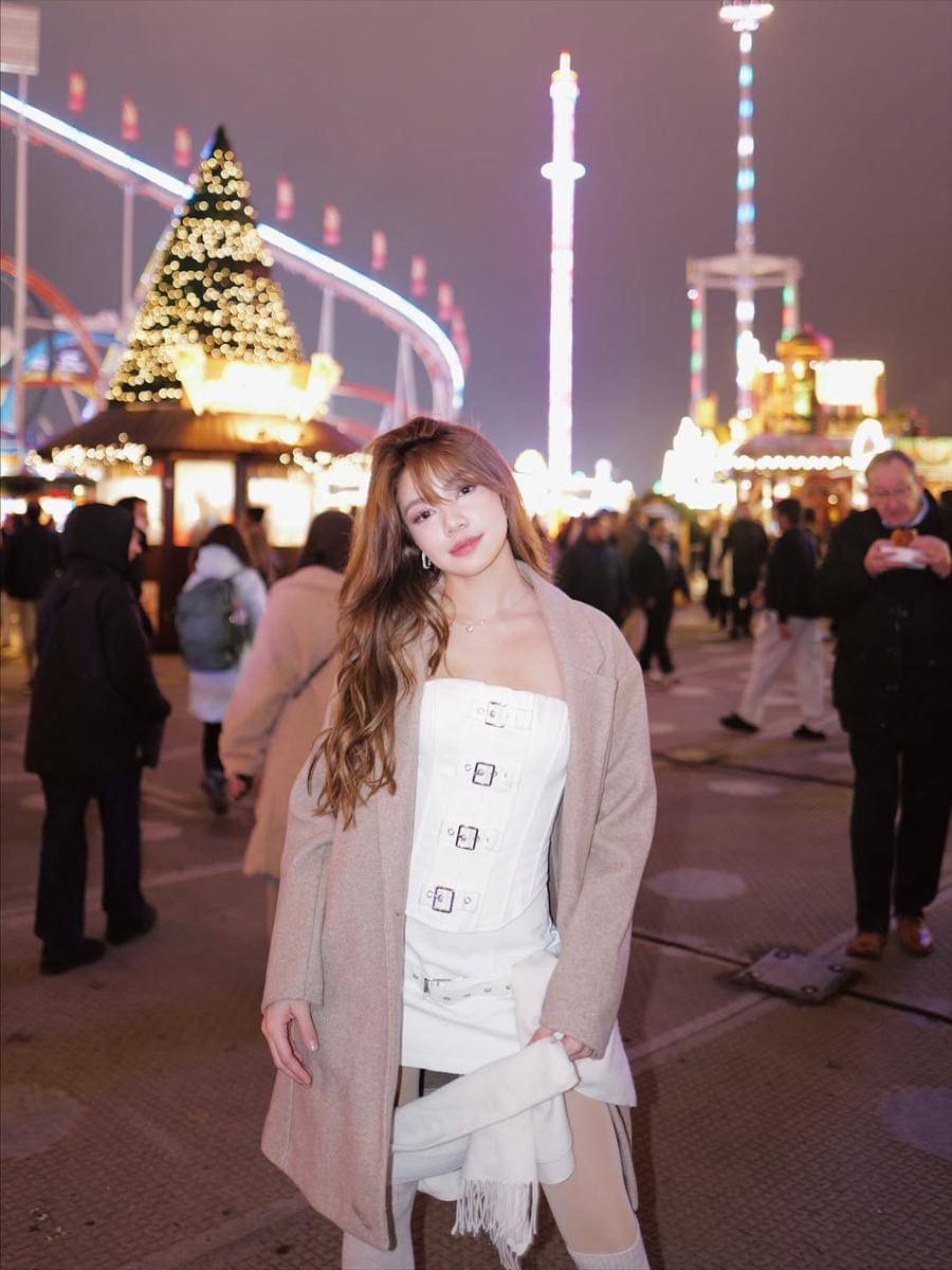 Potret Regina Phoenix Menghabiskan Malam di Winter Wonderland