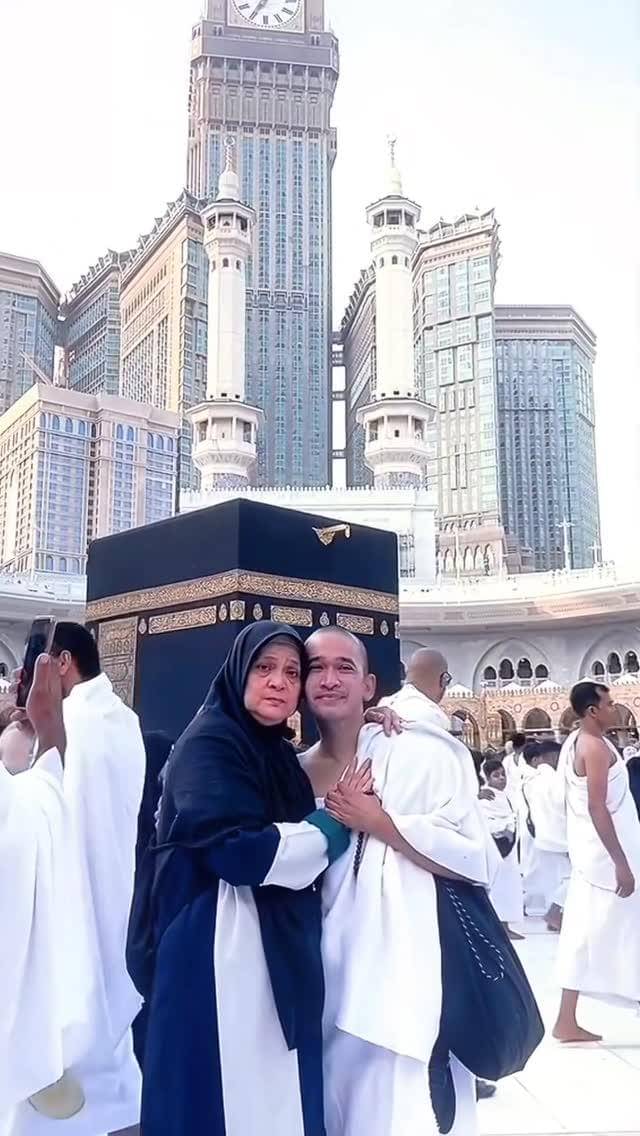 potret seleb umrah di bulan November 2025