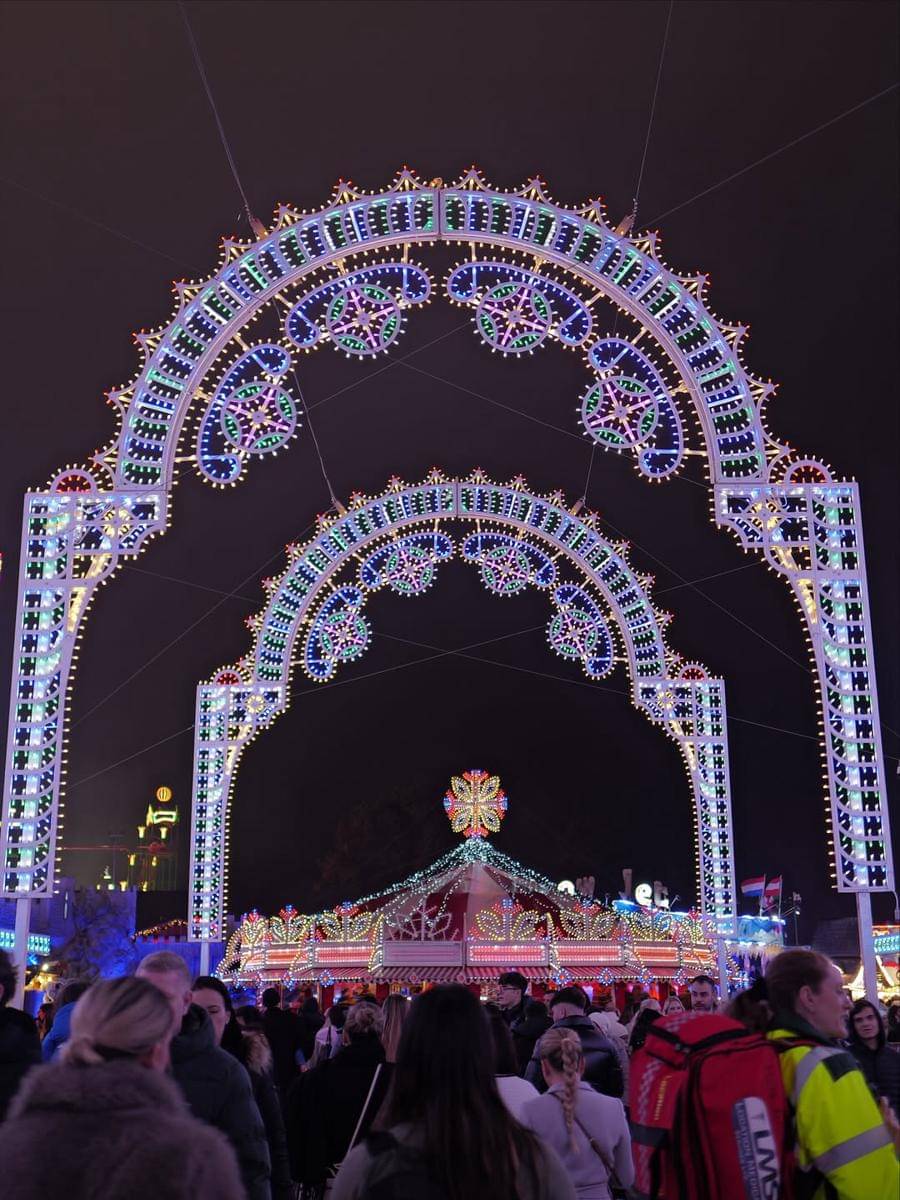 Potret Regina Phoenix Menghabiskan Malam di Winter Wonderland