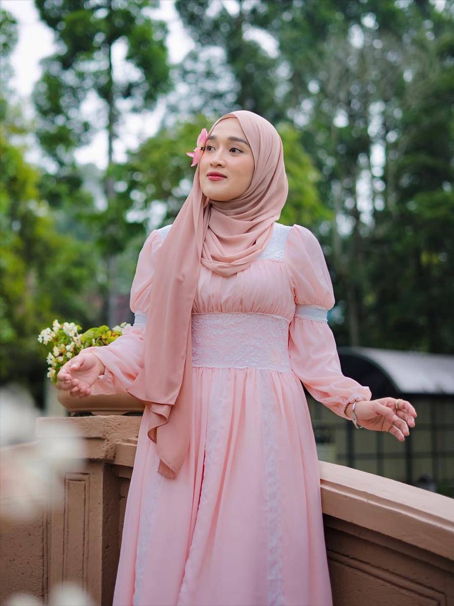 Ririe Fairus di Taman Bunga Nusantara.