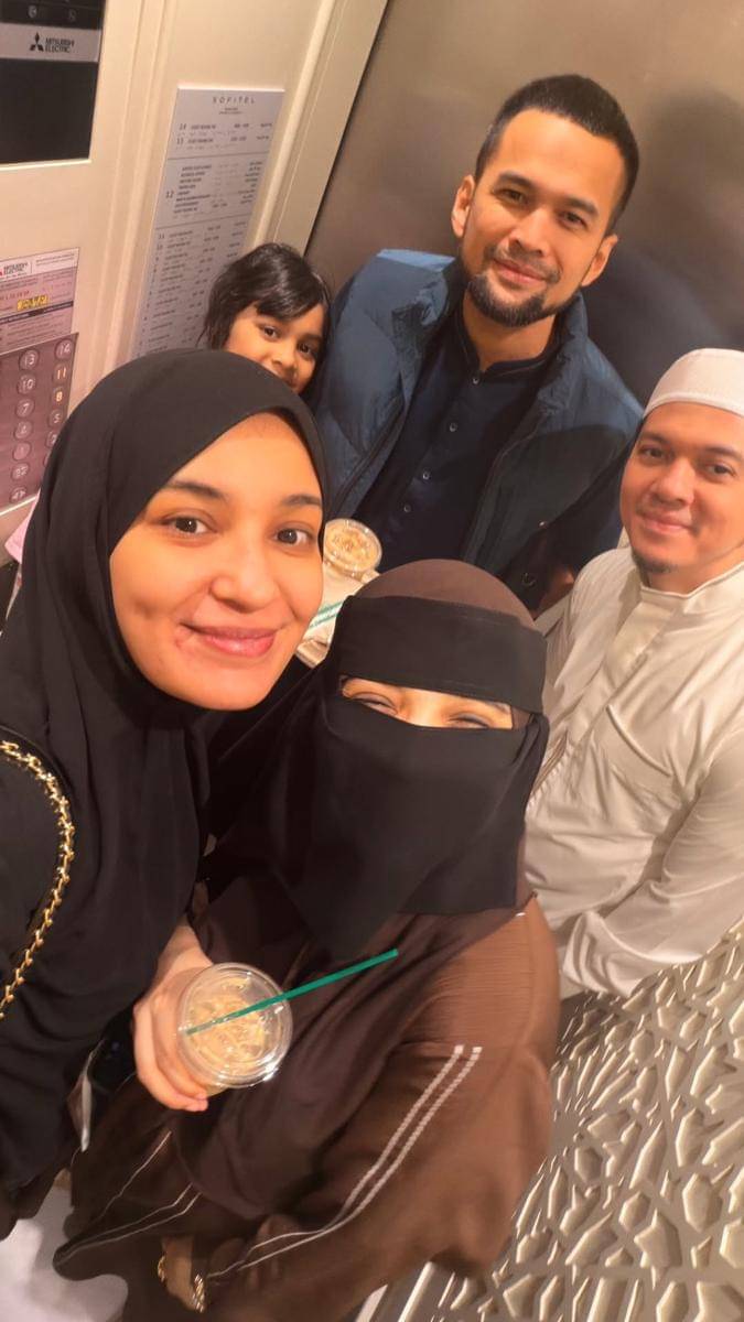 potret seleb umrah di bulan November 2025