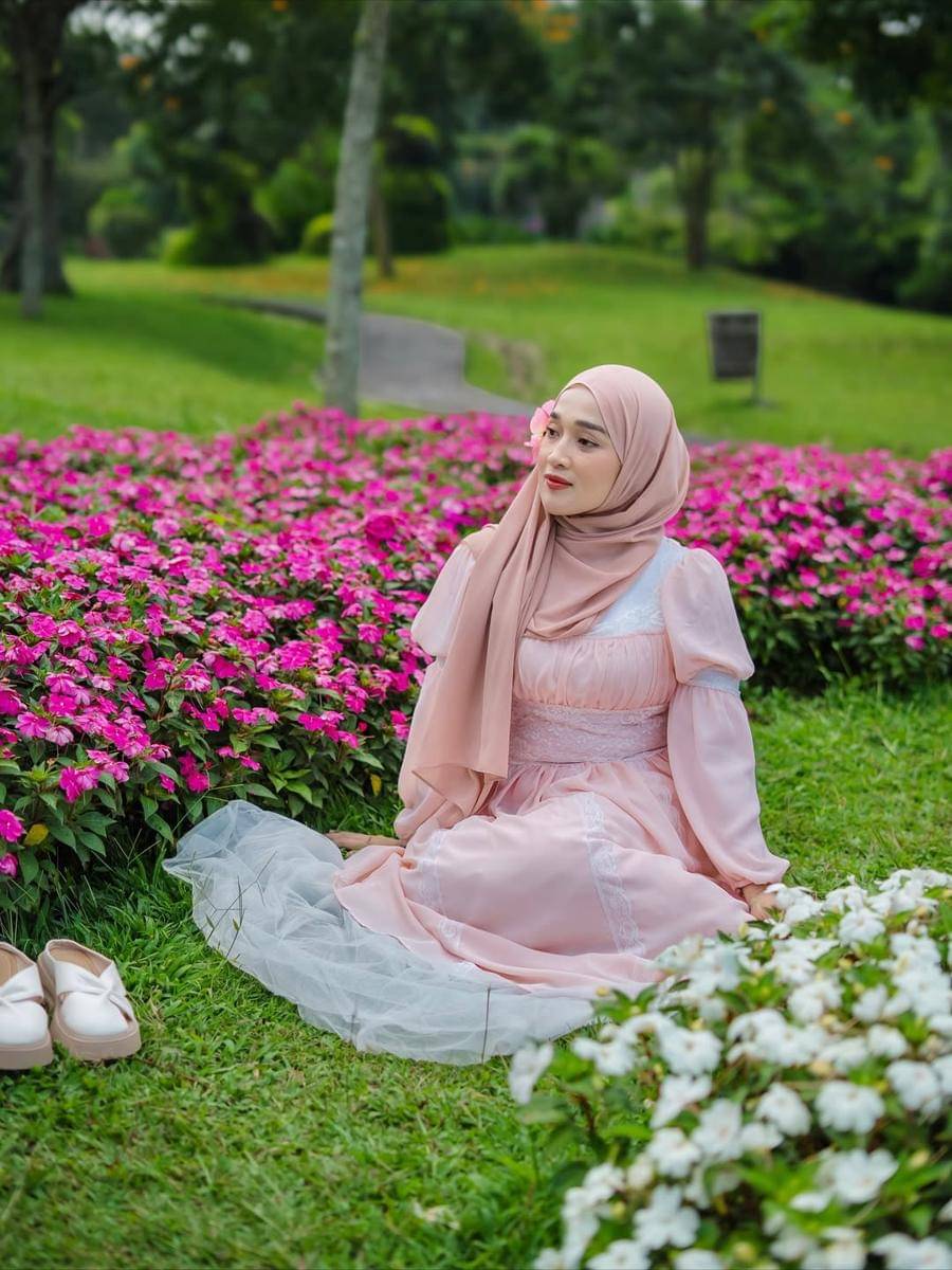 Ririe Fairus di Taman Bunga Nusantara.