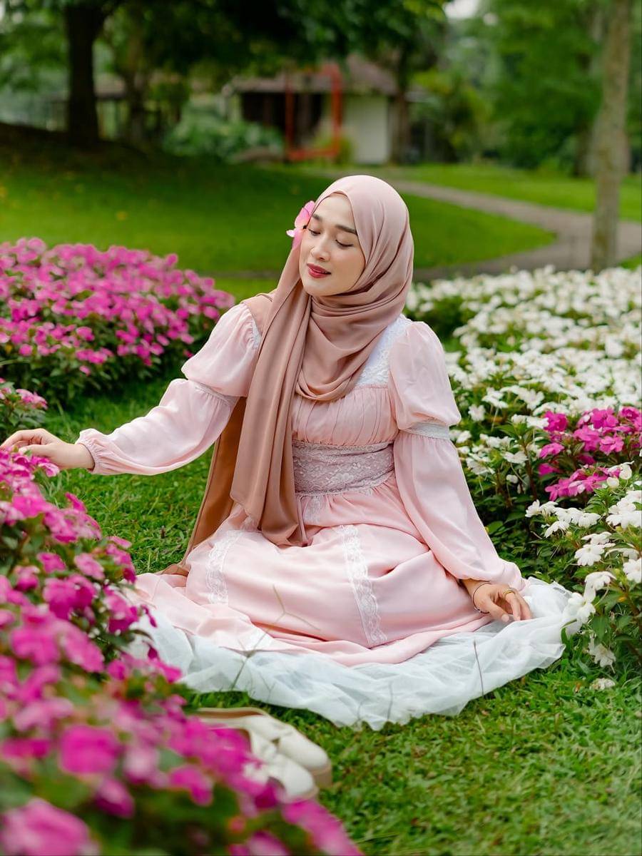 Ririe Fairus di Taman Bunga Nusantara.