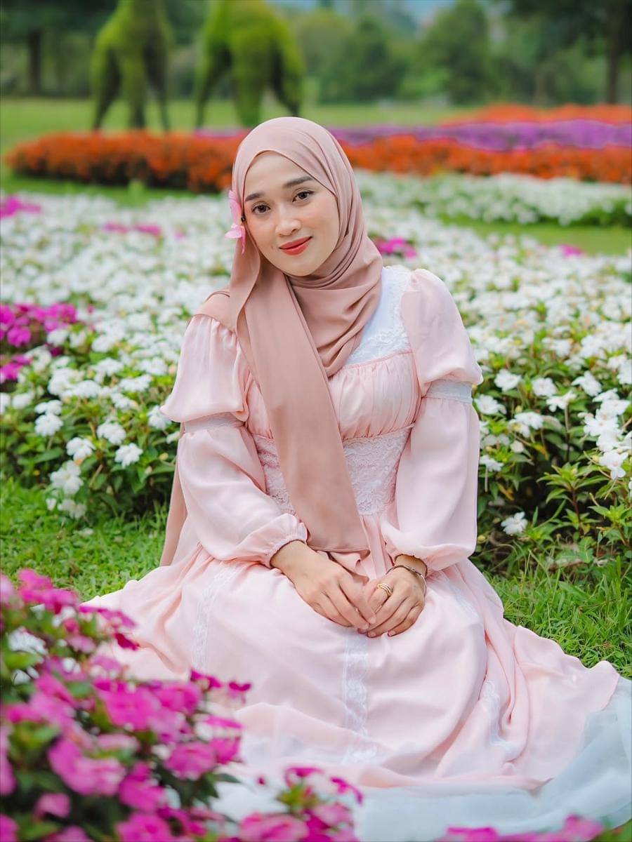 Ririe Fairus di Taman Bunga Nusantara.