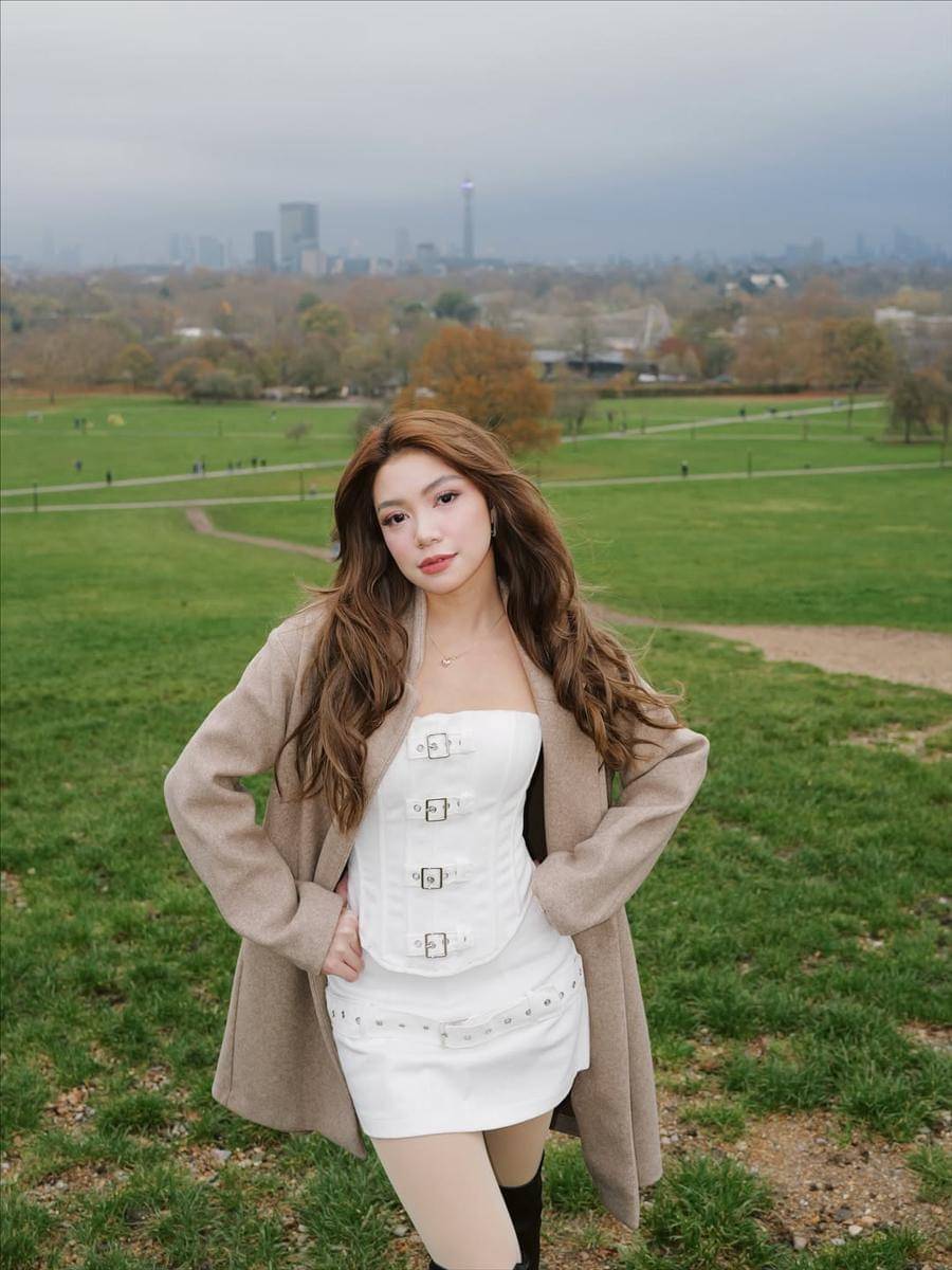 Potret Regina Phoenix Menghabiskan Malam di Winter Wonderland