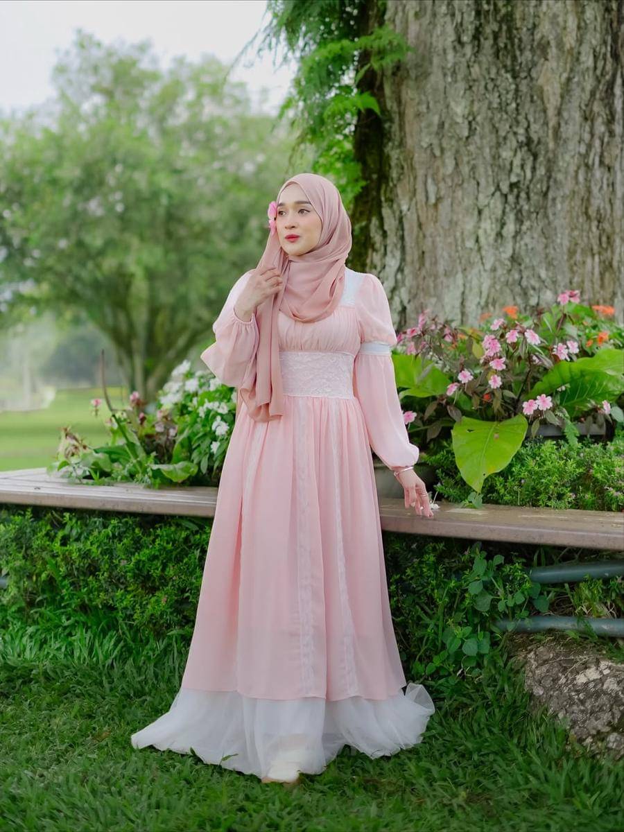 Ririe Fairus di Taman Bunga Nusantara.