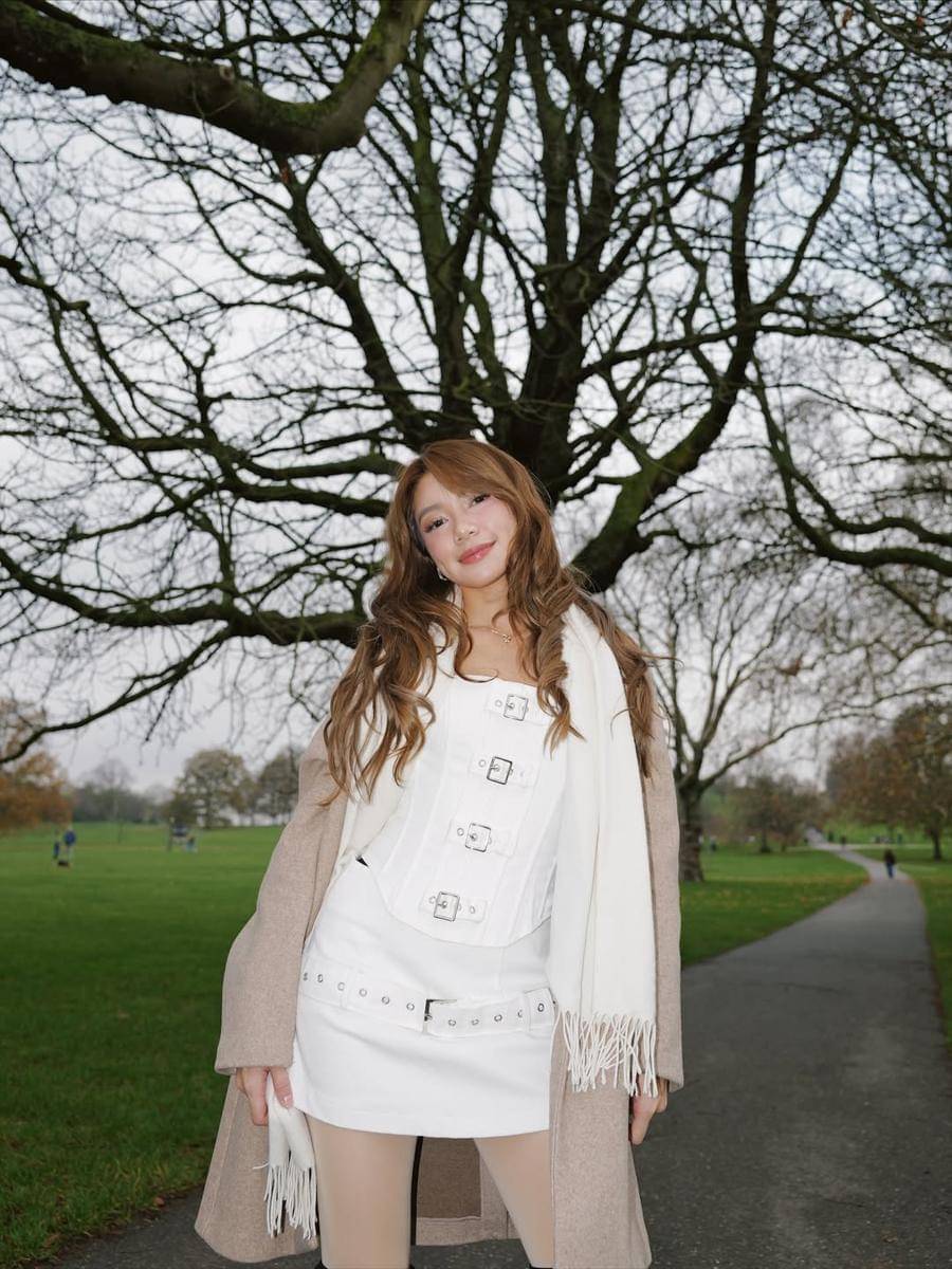 Potret Regina Phoenix Menghabiskan Malam di Winter Wonderland