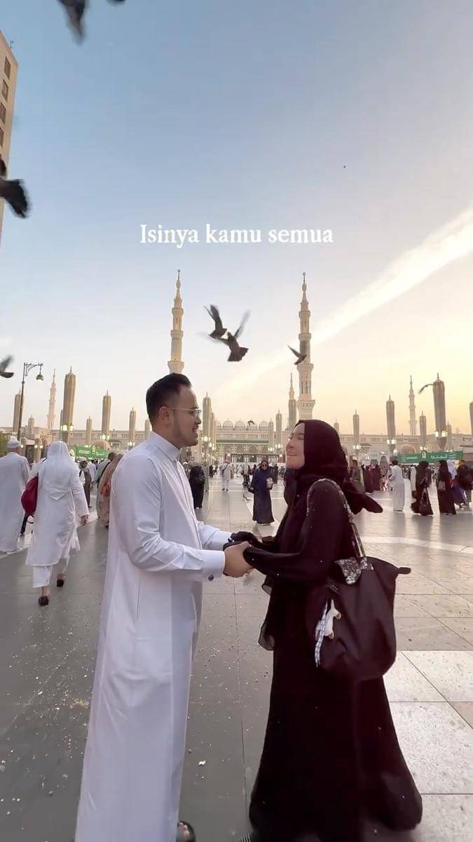 potret seleb umrah di bulan November 2025