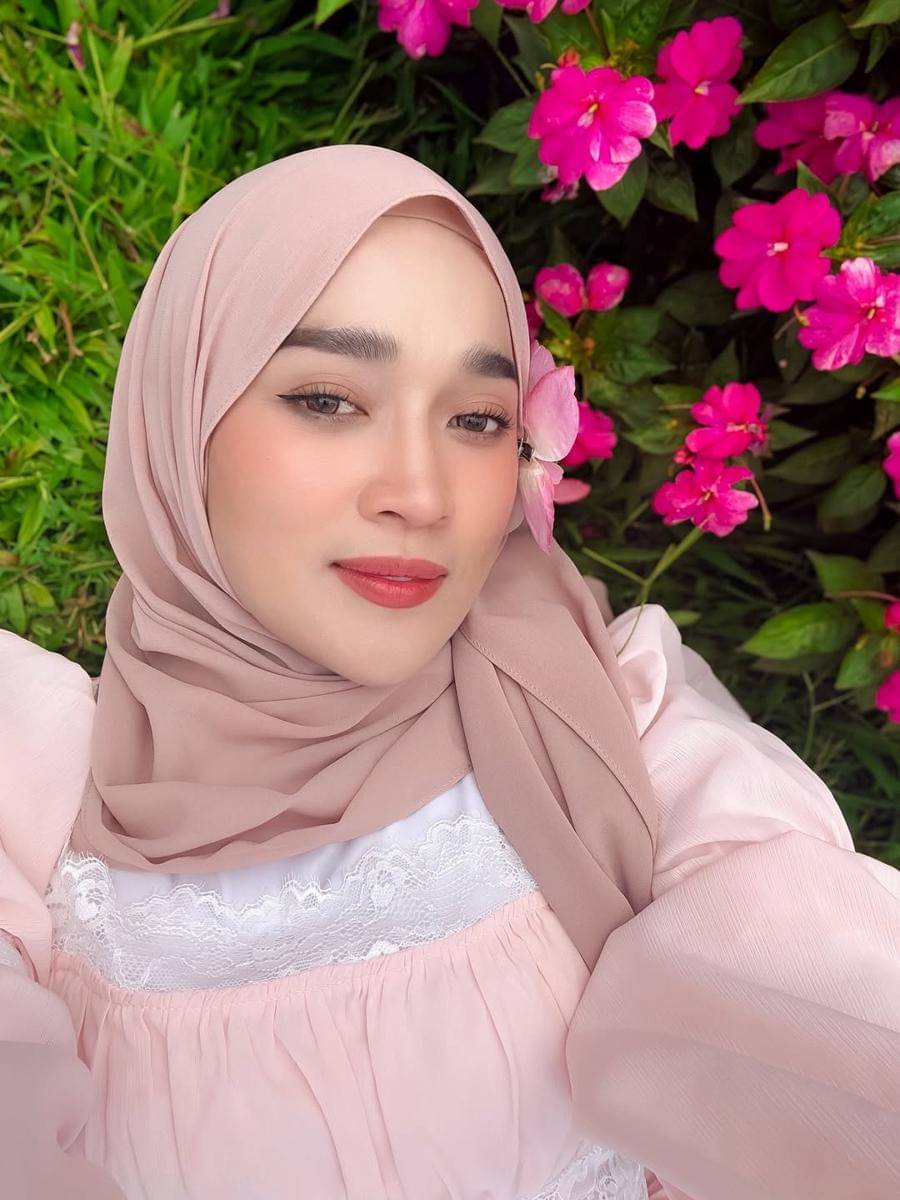 Ririe Fairus di Taman Bunga Nusantara.