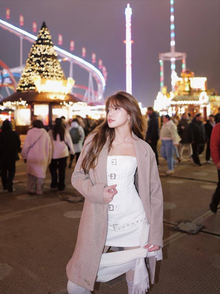 Potret Regina Phoenix Menghabiskan Malam di Winter Wonderland