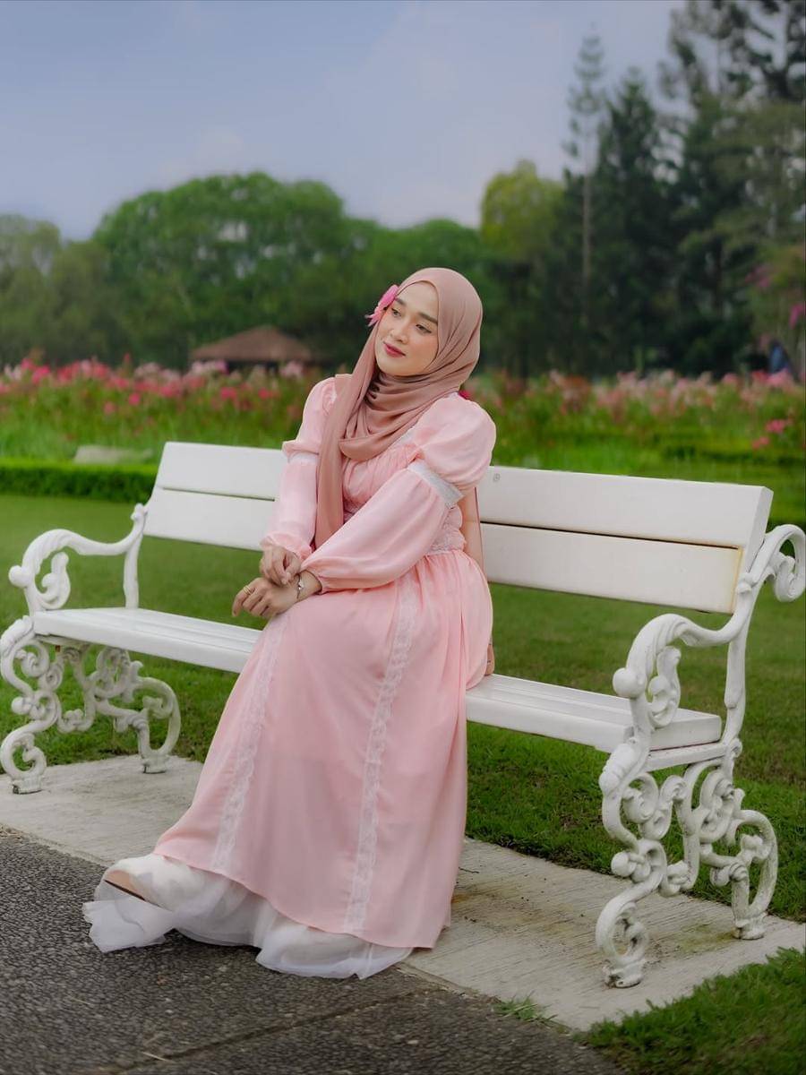 Ririe Fairus di Taman Bunga Nusantara.