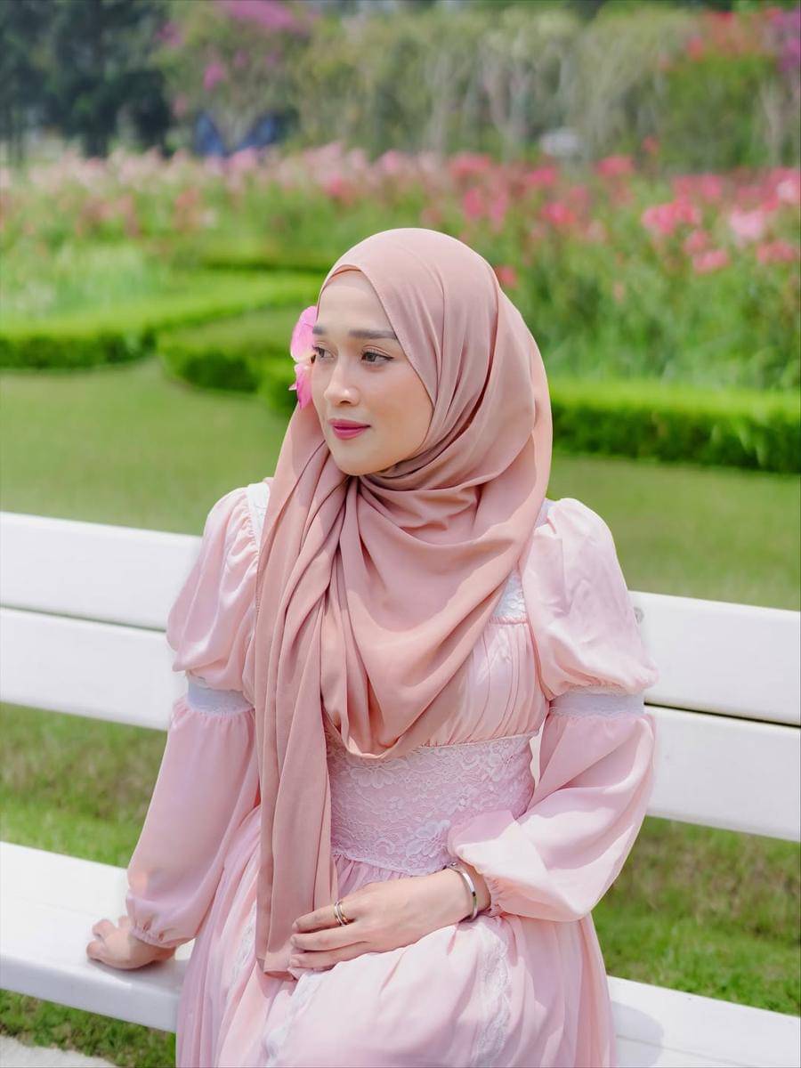 Ririe Fairus di Taman Bunga Nusantara.