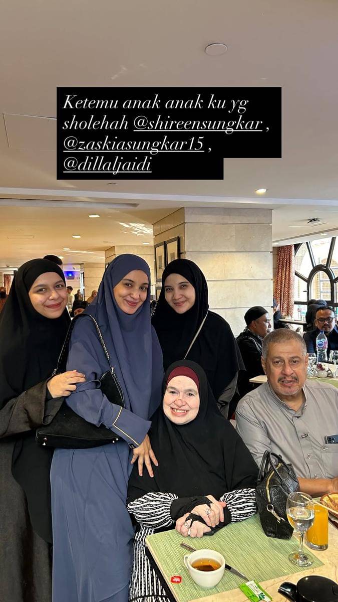 potret seleb umrah di bulan November 2025
