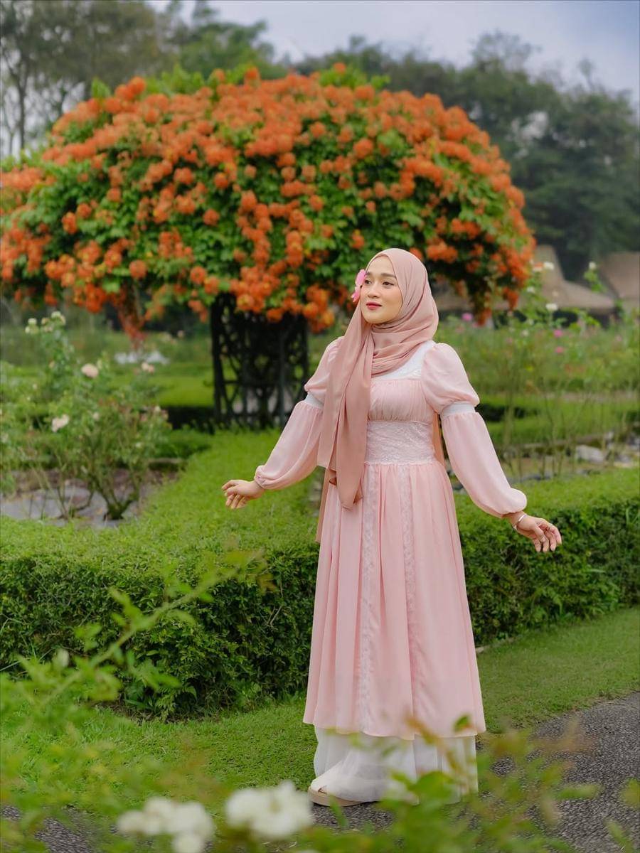 Ririe Fairus di Taman Bunga Nusantara.