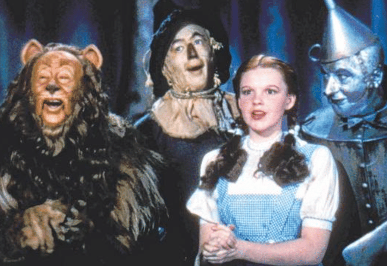 Dorothy Gale (dua dari kanan) dalam The Wizard of Oz