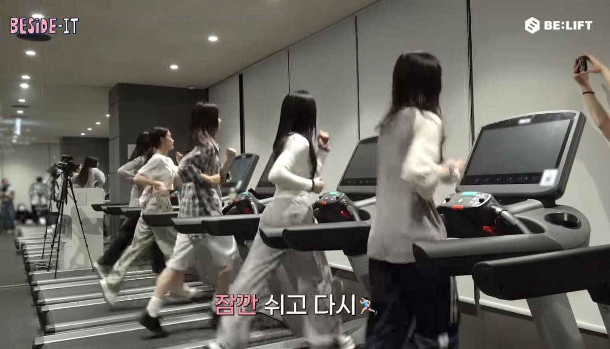 Potret ILLIT melakukan latihan vokal 