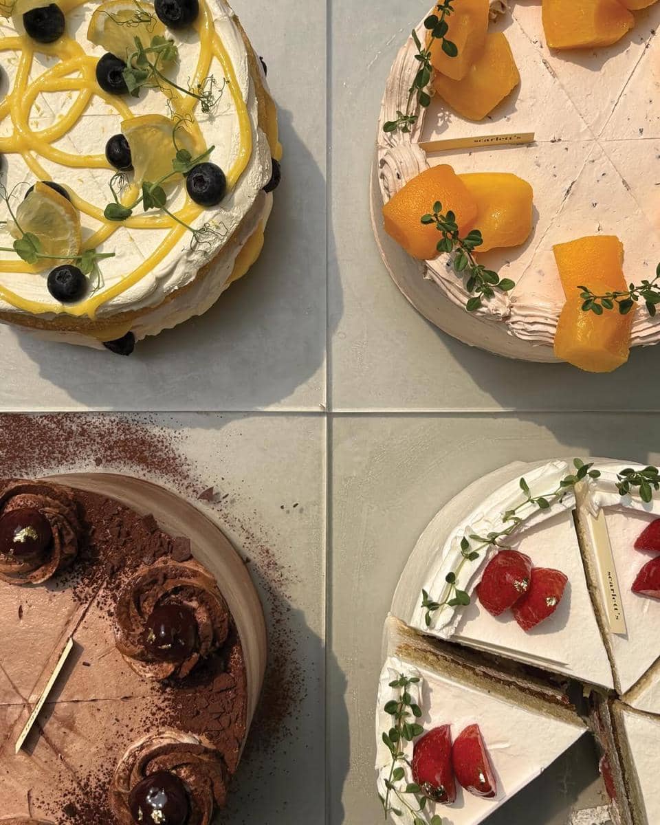beberapa varian menu whole cake di Scarlett's