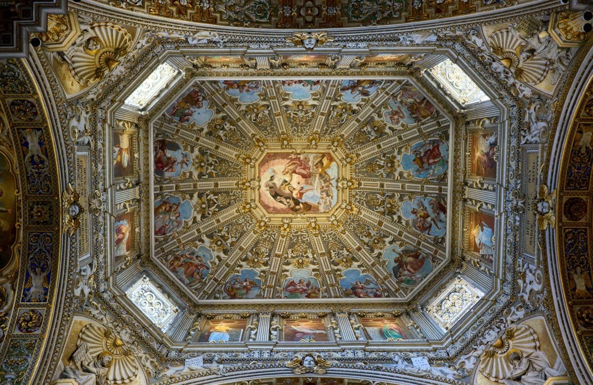 potret dekorasi interior kubah Basilika St. Maria Maggiore, Bergamo yang artistik