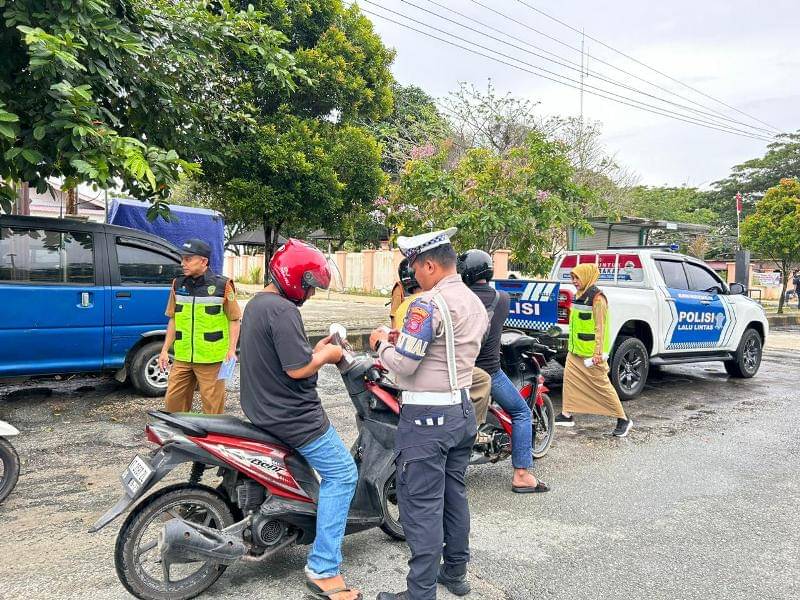 Seorang petugas polisi lakukan pemeriksaan di Operasi Zebra Mahakam 2025