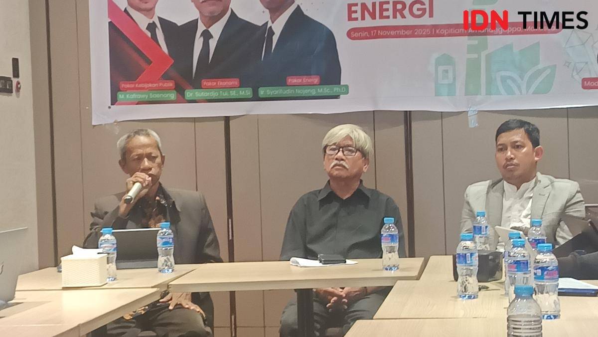 Pakar Energi Universitas Muslim Indonesia, Syarifyuddin Nojeng (kiri), memaparkan tantangan dan peluang energi nasional dalam diskusi satu tahun pemerintahan Prabowo-Gibran di Kopitiam Amannagappa, Makassar, Senin (17/11/2025). (IDN Times/Asrhawi Muin) 