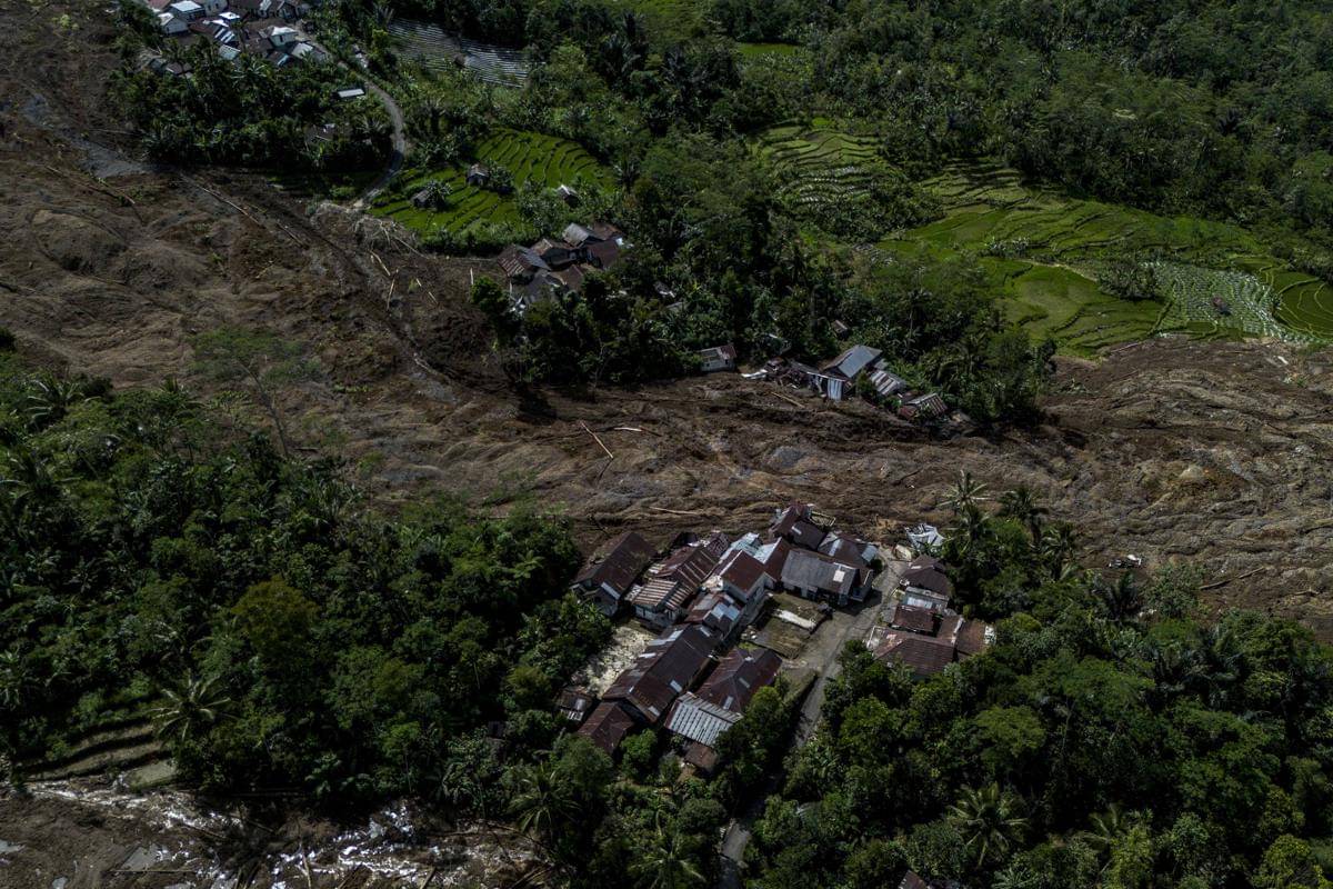 Foto udara tanah longsor sepanjang 800 meter yang menimbun rumah warga di Dusun Situkung, Desa Pandanarum, Kecamatan Pandanarum, Kabupaten Banjarnegara, Jawa Tengah, Selasa (18/11/2025). (ANTARA FOTO/Aprillio Akbar)