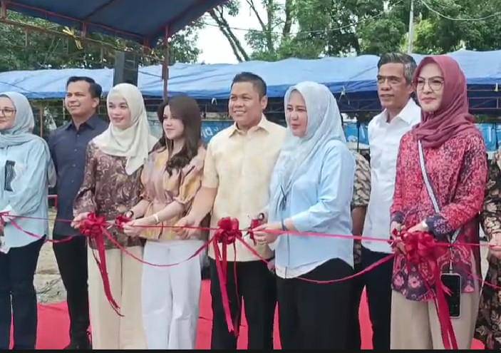 Yasika Aulia Ramadhani (keempat dari dari kiri), saat peresmian dapur SPPG di Kabupaten Bone, Jumat (14/11/2025). WR untuk IDN Times